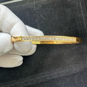 Elegant Gold Bracelet with Diamonds